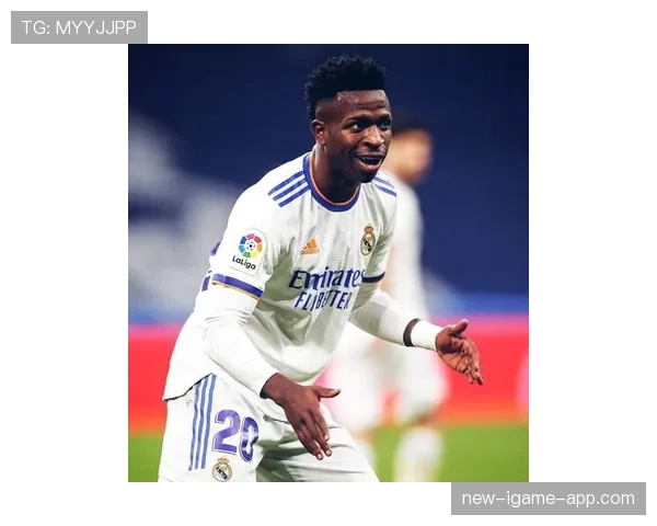 尼科·威廉斯与维尼修斯：速度型边锋的战术角色与跑位差异解析