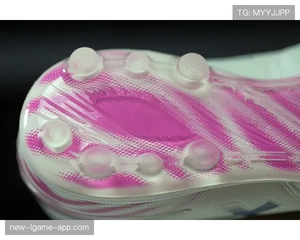 足球比赛对球鞋有哪些明确规定？材质、鞋钉与安全要求解析