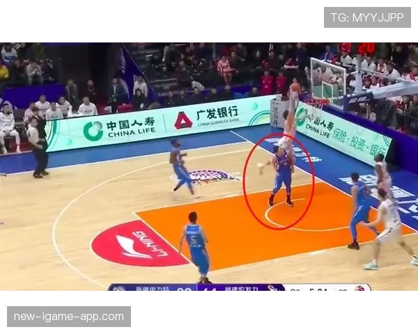 篮球场上如何正确判定防守犯规？关键细节解析